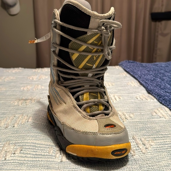 Snowboard Boots - Picture 1 of 3